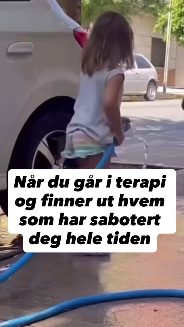 Det øyeblikket du innser…
…at det er du selv som saboterer deg.
En litt irriterende, men også komisk opplevelse – og samtidig en nødvendig oppvåkning.
Å gjenkjenne mønstrene du setter deg selv i, gjør at du forstår at du faktisk fortjener mer.
Når du utvikler deg og trår ut av komfortsonen, vil du mest sannsynlig oppleve dette en eller flere ganger.
For den indre sabotøren prøver faktisk ofte å beskytte deg – mot det den tolker som farlig: vekst, eksponering eller sårbarhet.
Og da kan den vise seg på mange måter:
💭 Tanker som:
«Dette klarer jeg ikke»
«Hvem tror jeg at jeg er?»
«Det er ikke bra nok»
🌀 Mønstre som:
– Perfeksjonisme
– Prokrastinering
– Å holde seg “trygg” i komfortsonen i stedet for å ta skritt mot det du egentlig ønsker
😵💫 Fysiske symptomer som:
– Hodepine eller migrene
– Kvalme
– Hjertebank
– Søvnproblemer
(Ja, jeg har kjent på det selv. 🫣)
Men når du begynner å gjenkjenne signalene, kan du møte den indre sabotøren med bevissthet, medfølelse og nye valg – i stedet for å la den styre deg.
Fordi du fortjener å gå fremover.
Og det første steget?
Å slutte å være ditt eget hinder ✨🙌🏻🚀