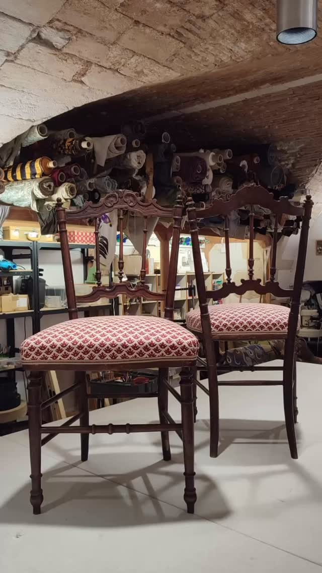 Restauration complète pour cette jolie paire de chaises Circa 1900
Finition galon faubourg de chez @passementeries_idf et tissu imprimé.
#tapissiernîmes
#artisantapissier
#artisansgardois
#tapissierdecorateur
#savoirfairefrancais
#fabricationfrançaise
#interiordecoration
#interieursurmesure
#upholstery
#interiordecor
#suddelafrance