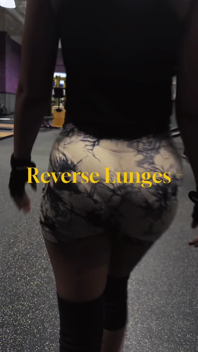Want balance, power, and a peachy lift? 🍑👉 Reverse lunges got you covered! #LegDayVibes #peachlift #balance101 #reverselunge #powermove101 #glutes101