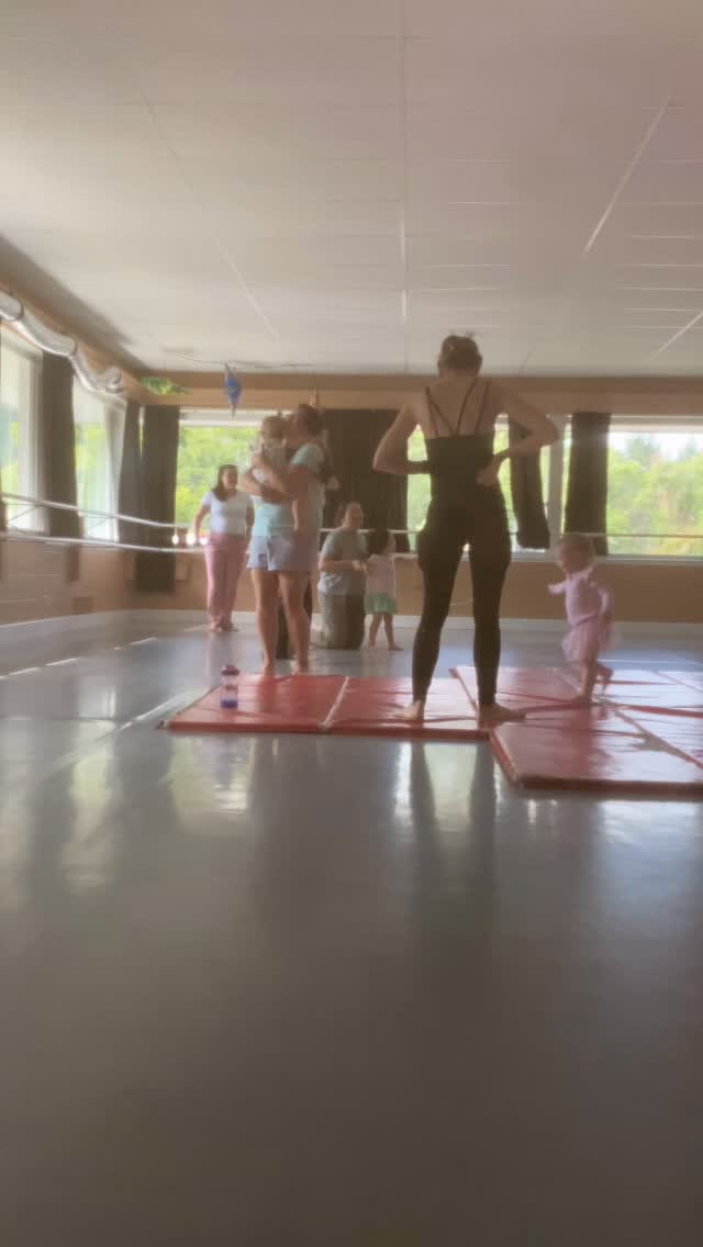Our Saturday Baby&Me class started this morning! We had a great time with our little dancers and parents. Registration is still open on our website
#halestone #halestonedancestudio #communityinmotion #anyoneandeveryonecandance #rockbridgecountyva #lexingtonva #buenavistava #babyandmedance #caregiverdance