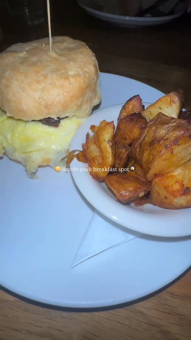 Biscuit sandwich + chocolate chip pancake = brunch perfection at Range in Lincoln Park. 🍳🥞
#chicago #chicagofood #breakfast #chicagofoodie #chicagorestaurants #chicagobreakfast #chicagoeats