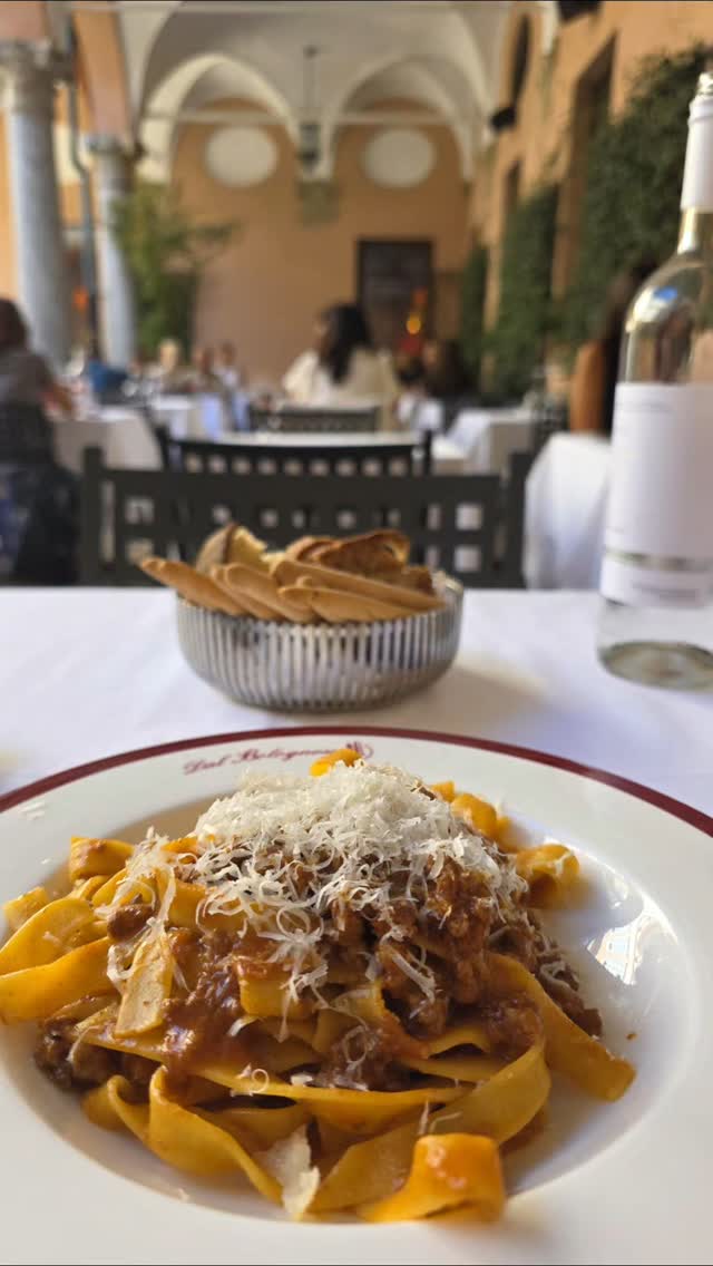 Diga que está na Italia, sem dizer que está na Italia.
Muitas vezes eu compartilho meus sonhos com meus clientes e tantas outras são eles que compartilham comigo.
Hoje estou no Dal Bolognese, o melhor restaurante do Mundo pelos olhos de uma cliente.
Agora eccomi qui!
Eu tenho os melhores clientes do Mumdo. 🌎❤️