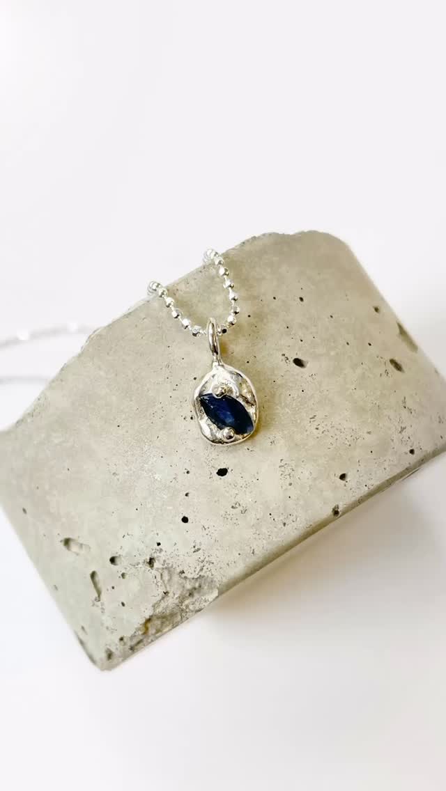 Beautiful sapphires for September birthdays ✨💙 All available in my studio @fisherton.mill