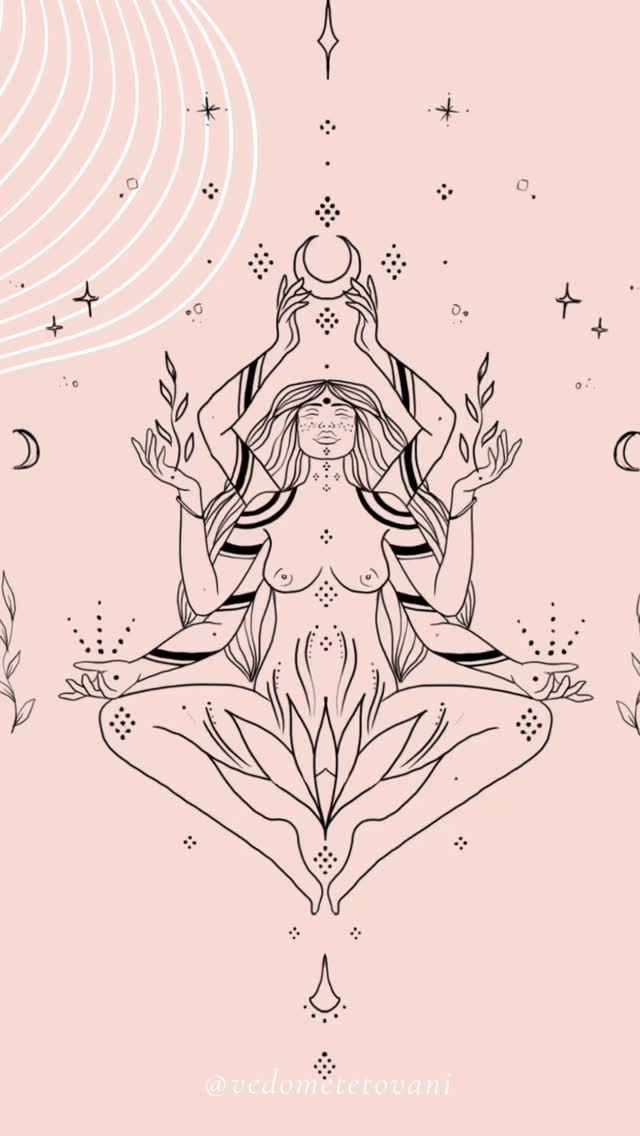 ✨Bohyně vlastního vesmíru✨
(Volný koncept - wanna do)
Tento návrh oslavuje posvátnou ženskost a hluboké spojení ženy s cyklickými silami přírody. Ženská postava v otevřené pozici přijímá a zároveň tvoří - drží měsíc jako symbol intuice a vnitřní moudrosti. Lotosový květ v jejím klíně představuje plodnost nejen fyzickou, ale i tvůrčí a duchovní.
Tělo zde není pouhým objektem, ale posvátným chrámem, který propojuje pozemské s nebeským. Návrh připomíná, že každá žena je tvůrkyní vlastního vesmíru a nositelkou pradávné moudrosti, která proudí skrz generace. Symbolizuje přijetí vlastní nahoty a zranitelnosti jako zdroje síly, ne slabosti.
Návrh je vhodný na ruce nebo záda, s každým umístěním bude mít trošku jemně jinou specifikaci tématu.
Pokud cítíš rezonanci s návrhem napiš 📩 nebo si bookni call přes odkaz v Biu
#vedometetovani #dnestetujem #spirittattoo