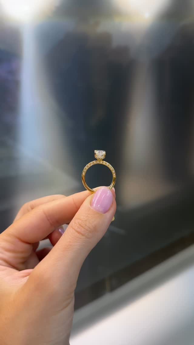 New collection of diamond rings in store 🏬 Are you ready?!
#engagement #verlovingsring #antwerpen #solitaireantwerp #radiantdiamondring