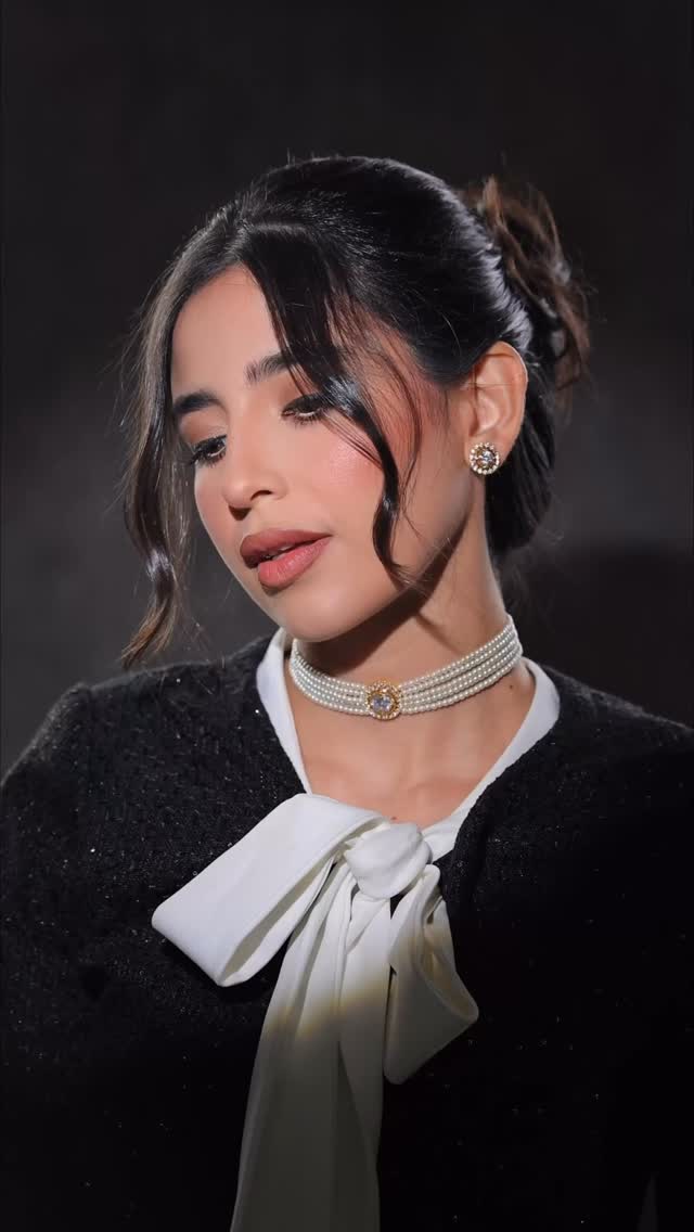 Luxury in every stroke, shine in every glance. ✨
Turn heads without saying a word.
☎️ Book now & own your moment!
الفخامة في كل لمسة، واللمعان في كل نظرة ✨
خلي الكل يلتفت لك من غير ما تتكلمين.
☎️ احجزي الآن وخلي اللحظة لحظتك!
Jewelry: @mshakis.ae
#grandflorabeautysalonandspa #grandfloraladiessalon #bestsalonindubai
#houseofbeauty #beautyglow #birthdayqueen #birthdayglam #birthdaypromo
#luxurybeauty #beautyaddict #hair&makeup #hairtransformation