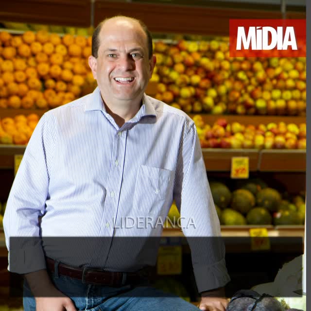 A origem do São João Supermercados, que completa 4 décadas em Guaxupé, remonta ao antigo Armazém São João, fundado na cidade de Nova Resende. Foi ali que Jarbas Corrêa Filho, o Jarbinhas, começou sua vivência no comércio, ainda criança, ao lado do avô Abílio Corrêa e do pai, Jarbas Corrêa. Aos 9 anos, já ajudava no balcão. Aos 13, mudou-se para Guaxupé com o intuito de estudar, mas a vocação falou mais alto: passou a dedicar-se integralmente ao negócio da família, que já havia migrado para a Rua Mancini, em Guaxupé. Essa é a trajetória de um jovem que dirigia caminhão para buscar mercadorias no Ceasa, em SP, e se tornou um empresário que construiu uma das maiores redes de supermercados do Sul de Minas e expandiu seus negócios para o setor hoteleiro.
LEIA A REPORTAGEM COMPLETA >>> LINK NA BIO
