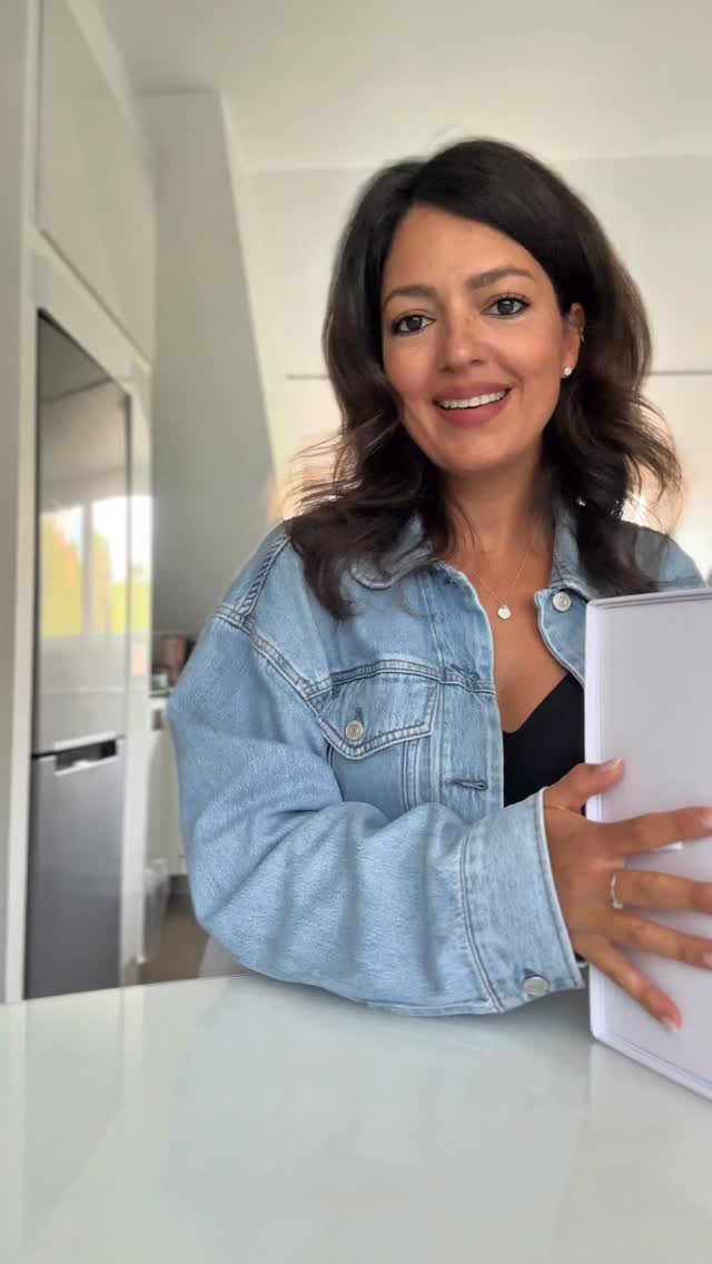 Cartier unboxing ✨
#stylistlife Egy ügyfelemnek rendeltem be ezt a csodás #Cartier szettet és mivel megkért, hogy bontsam ki, gondoltam megosztom Veletek, hogy hogyan is érkeznek ezek az ékszerek.😍 Hogy tetszik? Ez egyébként a Cartier-nek a Clash de Cartier kollekciója. Egyszer remélem, nekem is lesz majd ilyen.🤩
#clashdecartier #cartierunboxing #unboxing #jewelry #stylist #wardrobestylist #personalshopper