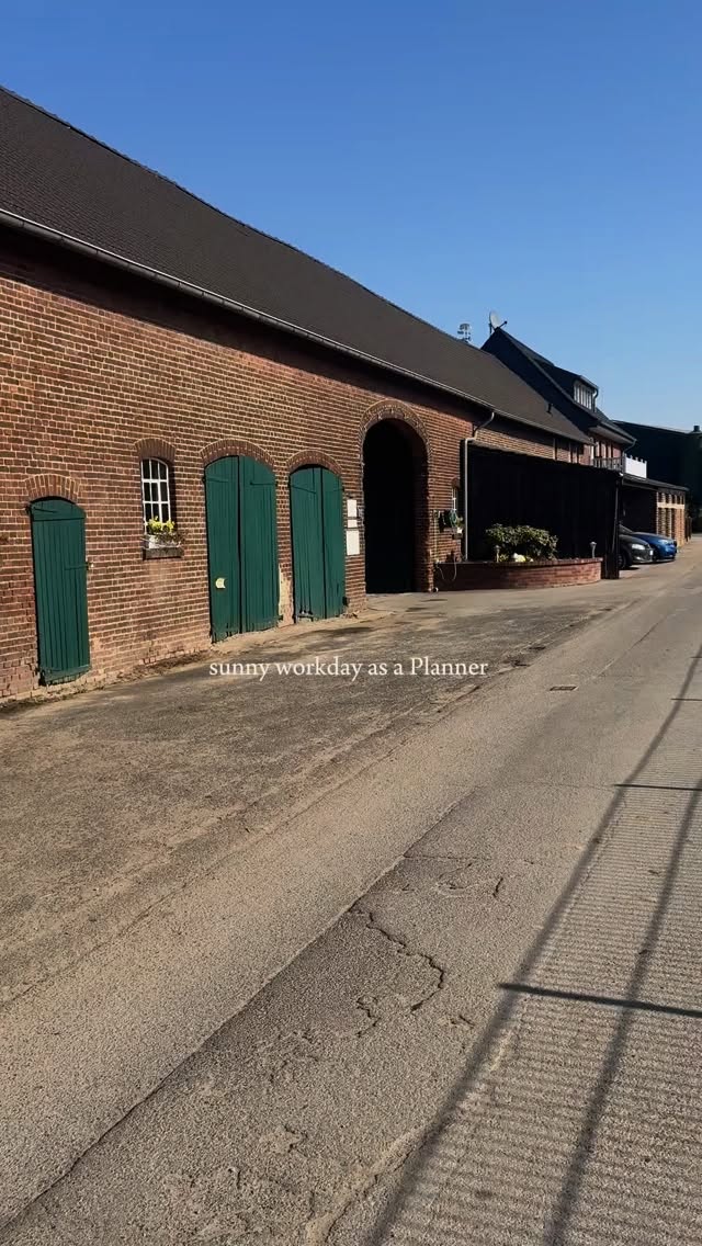 Damit ihr am Hochzeitstag nur fühlen müsst…
Kommen wir ins Spiel.
Bei L&J waren wir gerade noch beim ausmessen und besprechen und einen gefühlten Wimpernschlag später bereits am Hochzeitstag mit 27 grad perfekten Wetter. Genau so wird es bei euch sein!
Während ihr jede Sekunde genießt, halten wir den Ablauf im Blick: Koordinieren Dienstleister, fangen spontane Ideen auf, lösen kleine Hürden im Hintergrund und sorgen dafür, dass ihr einfach nur im Moment sein könnt.
Wir stehen direkt bei euer Ankunft bereit, richten euch und sagen euch genau wann und wo ihr laufen müsst.
Wir helfen dir als Braut beim hinsetzen und achten darauf, dass das Kleid und der Schleier perfekt liegen, reichen euch Getränke, machen ein schnellen Schnappschuss mit euch, sagen Gruppenbilder an, schneiden die Torte weiter, verteilen Feuerzeuge mit Wunderkerzen und wenn ihr auf verrückte Ideen, wie MCDonals zum mitternachtssnack liefern lassen, kommt, dann feiern wir auch diese Idee mit euch.
Denn das wichtigste ist : BLEIBT EUCH TREU!
Deko: @leihdirliebe
Blumen: @thebloomingbliss
Foto: @jules.weddings
Video: @nilshoffmeister
Schirme: @thefeatherette
Dress: @brautbluete
Möbel: @nimmplatz
#hochzeitsplanung #hochzeit #hochzeitstag #behindthescenes #weddingplanner #weddinggermany #farmhousewedding