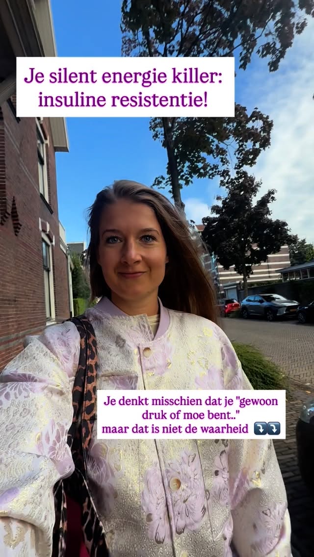 Veel vrouwen dénken dat het normaal is…
😴 Energie-dipjes na de maaltijd
😡 Moodswings
🍫 Altijd zin in zoet
⚖️ Moeite met afvallen
Maar dit hoort níet zo te zijn.
👉 Eén van de grootste oorzaken van energiegebrek is insulineresistentie.
Wat is dat?
Insuline is een hormoon dat jouw energieverdeling en vetopslag regelt. Het reageert op suiker, maar óók op stress.
Als je cellen minder goed luisteren naar insuline, moet je lichaam steeds harder werken → met vermoeidheid, cravings en vage klachten tot gevolg.
Hoe herken je insulineresistentie?
1️⃣ Vermoeid na de maaltijd
2️⃣ Altijd zin in snelle snacks
3️⃣ Buikvet dat niet weg wil
4️⃣ PMS of hormonale klachten
5️⃣ Acne of onrustige huid
Het sluipt er langzaam in: elk jaar een beetje meer vermoeidheid…
Totdat jij besluit het proces te stoppen.
Stap 1 om dit om te keren: voel wat voeding met je doet.
✔️ Geeft je maaltijd je energie of juist een energie dip erna?
✔️ Voeg voldoende vezels & eiwitten toe (500 g groente per dag + 30 g eiwit per maaltijd als basis).
✔️ Let op verborgen snelle suikers in je voeding. Productontwikkelaars zijn master hierin.
✔️ Check je omega 3 & vitamine D status — 90% van de mensen hier hierin een tekort en dit zorgt voor méér ontstekingen en die zorgen voor méér insulineresistentie. Eet jij geen 4x per week wilde vette vis en woon je het hele jaar in Nederland? Dan weet je hoelaat het is.
✨ Iedere maaltijd hoort energie te geven.
Is dat bij jou nog niet zo? Dan is het tijd om actie te ondernemen.
Wil je dat ik met jouw voeding meekijk? Stuur een DM dan kijk ik (gratis) met je mee! 💕