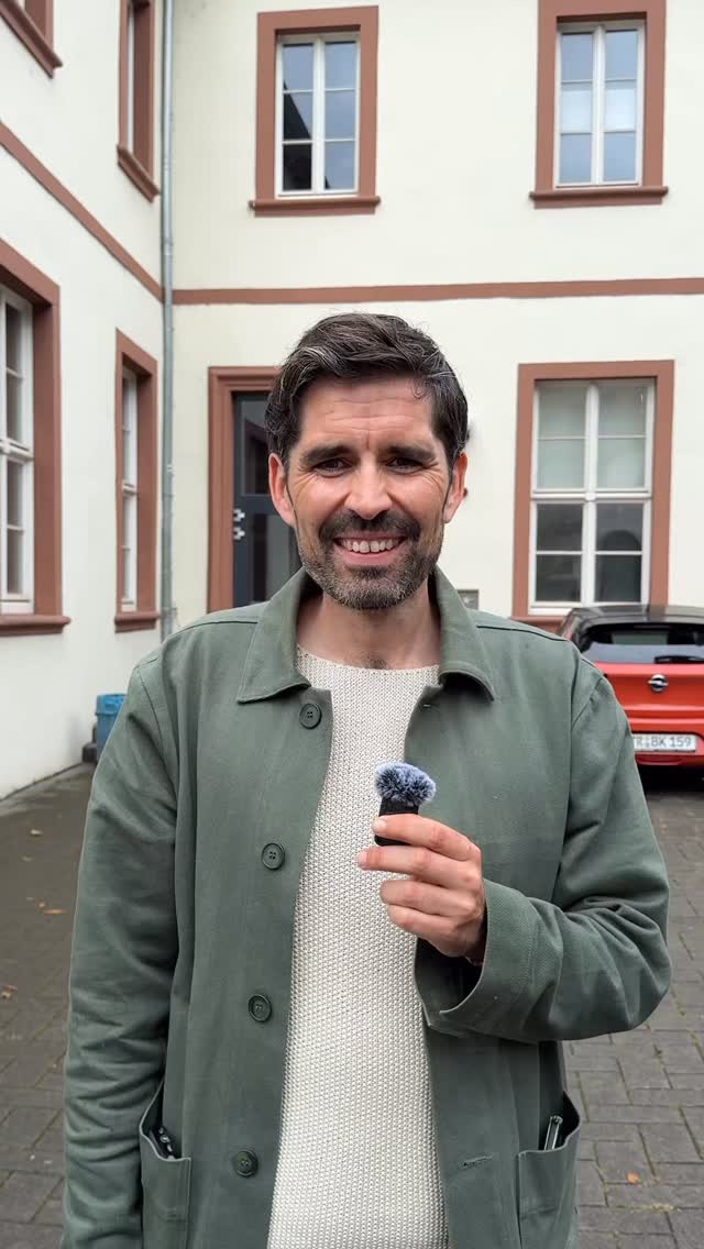 Erinnerung wahren, aus Geschichte lernen und Demokratie so stärken. Das ist unser aller Auftrag und ich bin dankbar wie begeistert, wenn Schulen das in unserer Bildungsfamilie im besonderen Maße leisten - so wie hier am Auguste-Viktoria-Gymnasium Trier als super Beispiel. Danke euch allen, dass wir nie vergessen und so Geschichte sich nicht wiederholen lässt.
#niewieder #weremember #holocaust #demokratie #demokratieerziehung #politischebildung #schule #trier #sventeuber @avg_trier