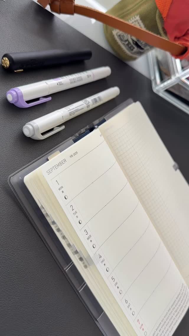 #gifted @esterbrook_official kindly gifted me their new Niblet fountain pen in the Raven colorway, and I absolutely love it! It’s one of my favorite pocket pens. (Only second to my Kaweco AL Sport that got me into fountain pens some years back.)
With the JoWo 6 nib that is easily swapped with the Esterbrook Estie, the Niblet has a lot of versatility for a pocket pen. Most pocket pens have smaller nibs, including the Esterbrook JR. While I don’t have any issues with the writing experience of smaller nibs, most of my custom nibs are JoWo 6. So it’s nice to have a pocket option for my custom nibs.
I absolutely love the design. I appreciate that the cap is a screw post, and the golden color roll stop is a nice touch.
In the future, I’d love to buy a gold colored needlepoint nib for my Niblet. With that nib, I think it’ll become my EDC pen.
Do you own any pocket sized fountain pens?
Supplies in video:
Esterbrook Niblet <EF> with Kaweco Blue cartridge
Hobonichi Weeks Mega
Zebra Mildliners (Violet and Gray)
#fountainpencommunity #esterbrook #hobonichiweeks