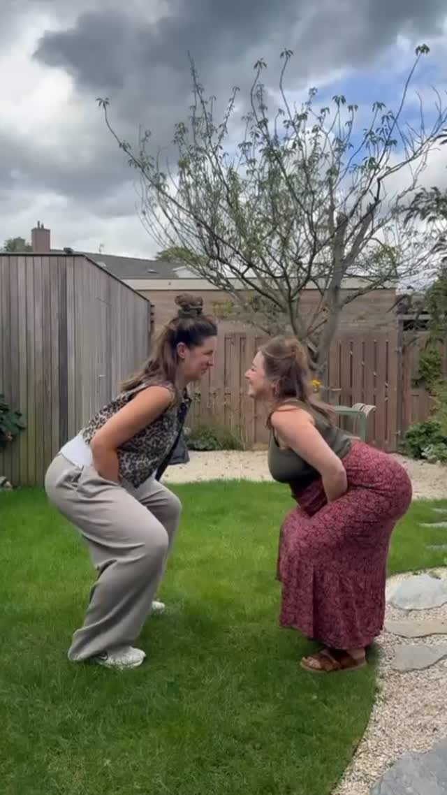 En dit zijn ze! De leukste invallers voor Fardoe en Tessa @elinedejong26 en @mirjammertens . Ook @sofiehabets zullen jullie voorbij zien komen om voor Tessa in te vallen.
@arianneabbestee is al bijna weer terug van haar verlof en Fardoe en Tessa gaan va nu heel veel kleertjes wassen, netflixen, boeken lezen en wachten 🩵🩷