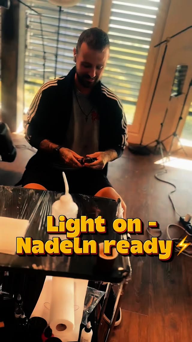 Lichter an, Nadeln ready, Tinte läuft ⚡️
Borja, Carlos & Laura haben wieder magische Lines gezogen – so sieht ein Tag voller Ink aus.
Wer ist ready für das nächste Session-Date? 🔥
#tattoo #inkaddict #tattoolife #tattoostudio #tattooreel #tattooideas #tattooinspiration#tattooart #realistictattoo #tattoostudio #realismus #tattoo #tattooinspiration #realistic