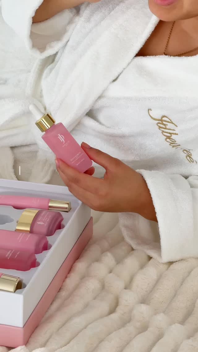 POV: You finally found a skincare routine that actually gets you. 💖 The JDSkin peach + probiotic set is a full 6-step system made to fit seamlessly into your glow era.
✨ Step 1: Cleanse away the stress.
✨ Step 2: Hydrate like the goddess you are.
✨ Step 3: Balance & protect your glow.
Every single day, you’ll see your skin getting softer, brighter, and more confident. 🍑 Ready to feel it for yourself? Click the link in bio — your glow routine is waiting.
#jdbeautee #explore #hydratingskincare #pinkskincare #skincaretips101 #hydratingcleanser #plantbasedskincare #koreanskincareroutine #skincaresale #skincareaddiction #skincareaddicts #hydratingmask #hydratingcleanser