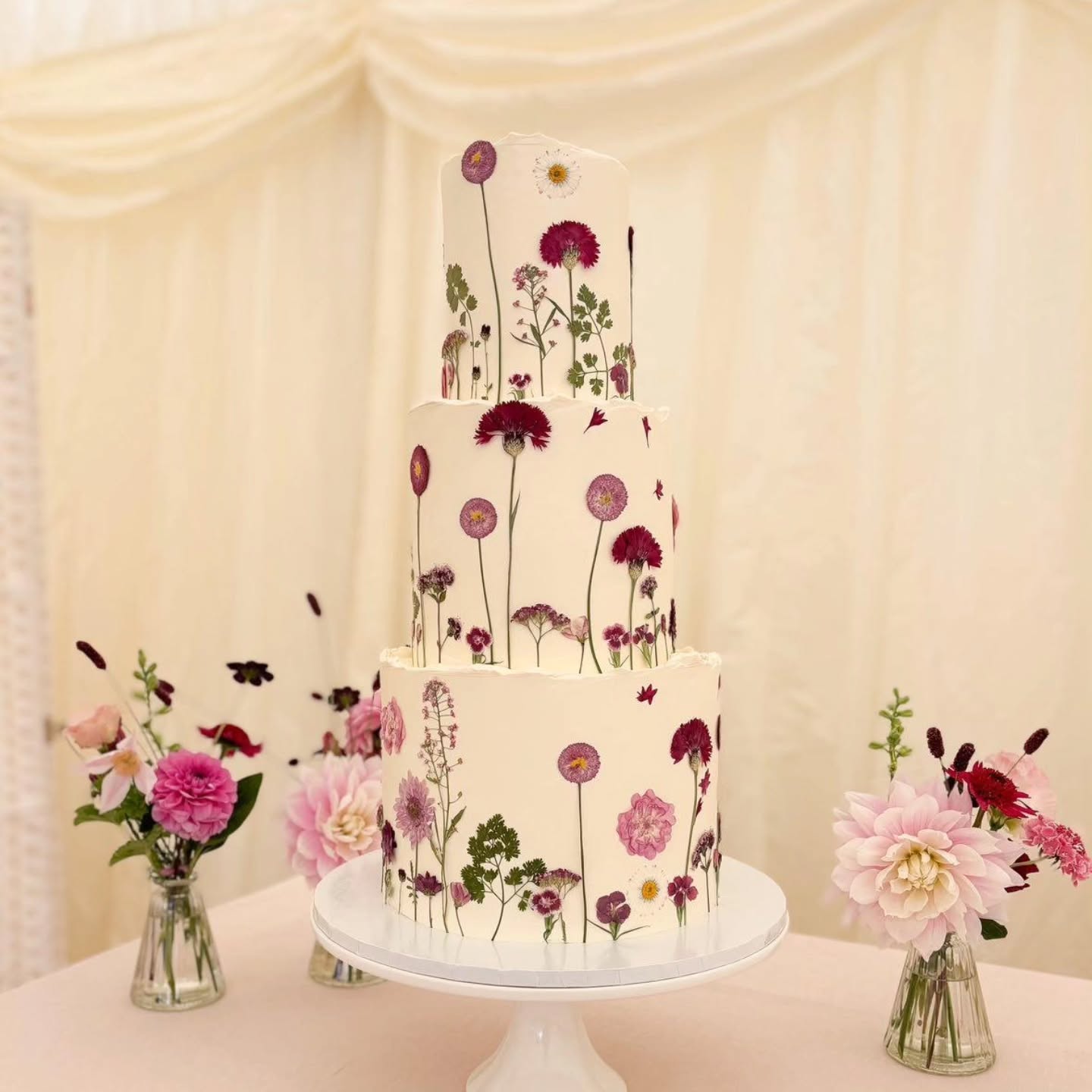 🌸A cake to dream of🌸
This absolutely beautiful cake, created by the incredibly talented @carascreativecakes really is one to stand out from a crowd!
Dressed in layers of our soft pink and claret pressed edible flowers, each bloom compliments the next in the most elegant way.
So romantic 💕
#cakesofinstagram
#weddingcakeinspiration
#elegantcakes
#designercakes
#pressededibleflowers
#edibleflowercake
#flowersforcakes
#buttercreamcake