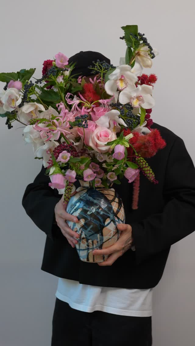 Be the one who brings autumn.
Order online or in our boutique.