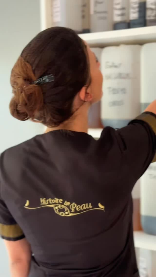 Bienvenue dans les coulisses de la création ✨
Chez Histoire de Peau Cosmétique, chaque produit prend vie ici, dans notre laboratoire.
Rigueur, passion et savoir-faire pour donner naissance à des soins qui racontent… votre histoire de peau.
By @mathildemay_com
#cosmetique #laboratoire cosmétique #cosmetiquefrancaise #skincare #beaute #marqueblanche