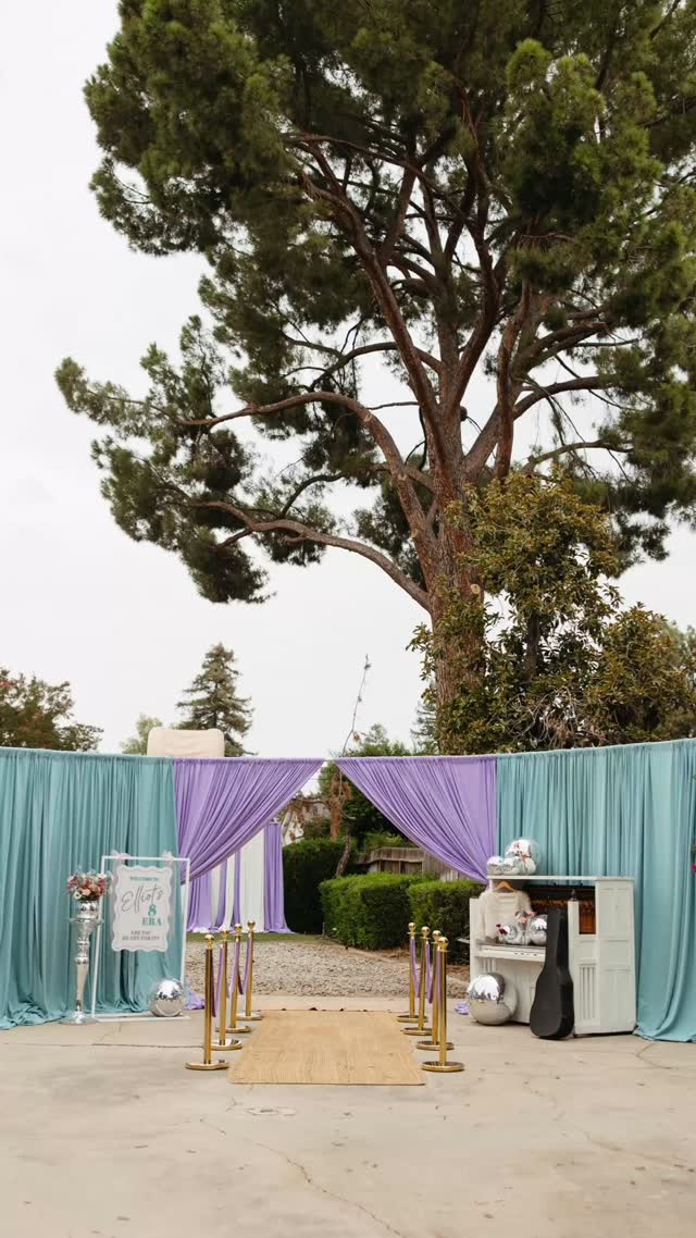 ✨ T SWIFT ✨ bday details because every 8 year old swiftie deserves to get the red carpet rolled out #stockroompicks
PICKS: florals • draping • Tillis piano • Jute rugs • stanchions • disco pedestals • Orchard serpentine tables • Bash pink chairs • Bootsie sofa • Liggett sofa • Hitch’d wall • Dandy tower • Truss • Market umbrellas
Rentals, florals, draping, lighting: @stockroom_picks
Photography: @bridgettreidphoto
Signage: @theivoryrosecreative
Cake: @devs.desserts
Water slide: @letsgetpoppinandco