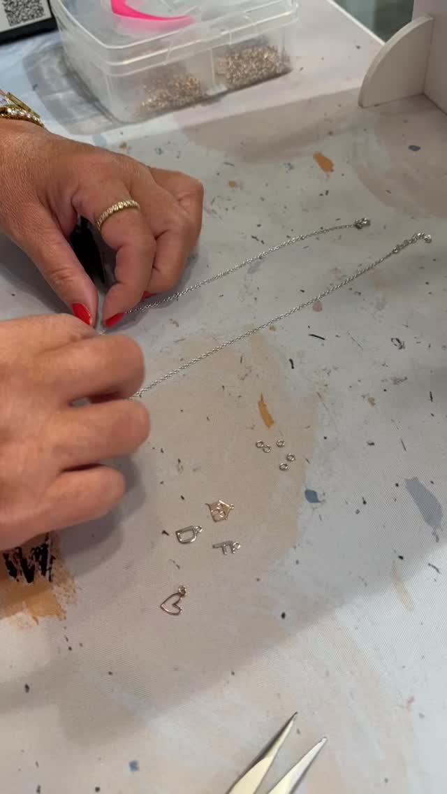 Come nasce un gioiello personalizzato 🤍
.
.
Diamo forma ai vostri desideri e sostanza ai vostri sogni 💍💎
.
.
Argento 925
#capsulerovereto #piccoleemozioniquotidiane #bijoux #argento925 #collana#love