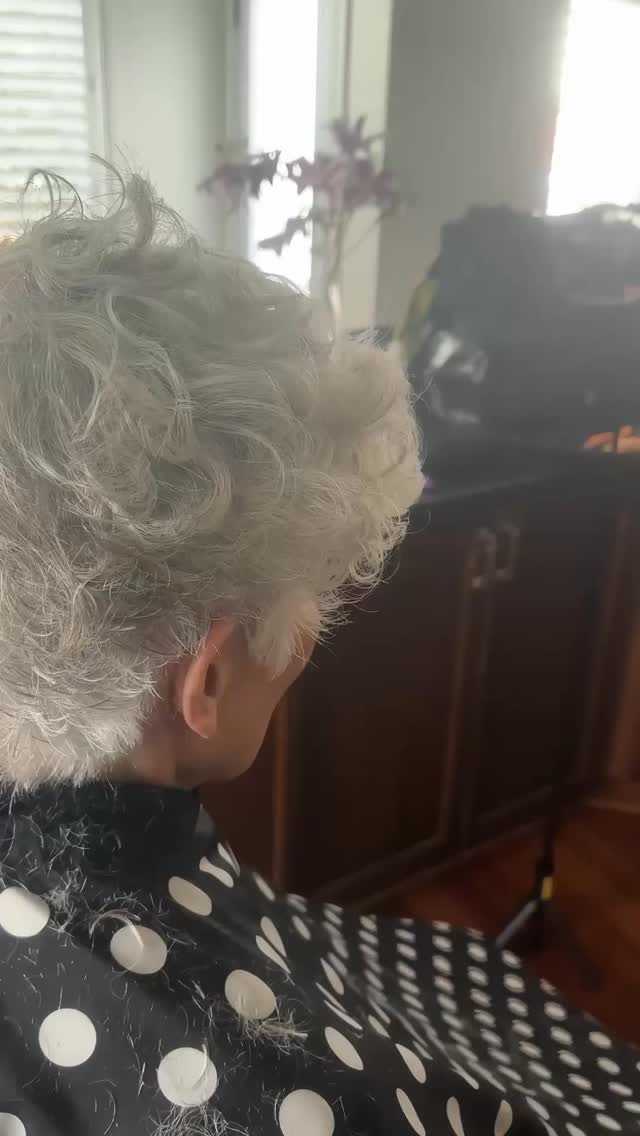 ✨ Sometimes we reach a certain age and realize we don’t quite feel like ourselves anymore. Life, responsibilities, and routines can dim that spark we used to carry so effortlessly.
But here’s the beautiful truth: you can reclaim it. A fresh cut or simply updating your look can do wonders—not just for the outside, but for how you feel inside. It’s not about chasing youth, it’s about embracing your vibrancy, your confidence, and your present self.
💇♀️ When you look in the mirror and love what you see, you step out into the world with more energy, more joy, and more of you.
Here’s to change, confidence, and feeling vibrant at every age. 🌸
#coilyhair #curlyhair #naturalhair #haircut #frize_frize #ottawamobilecurlyhair #texturedhair