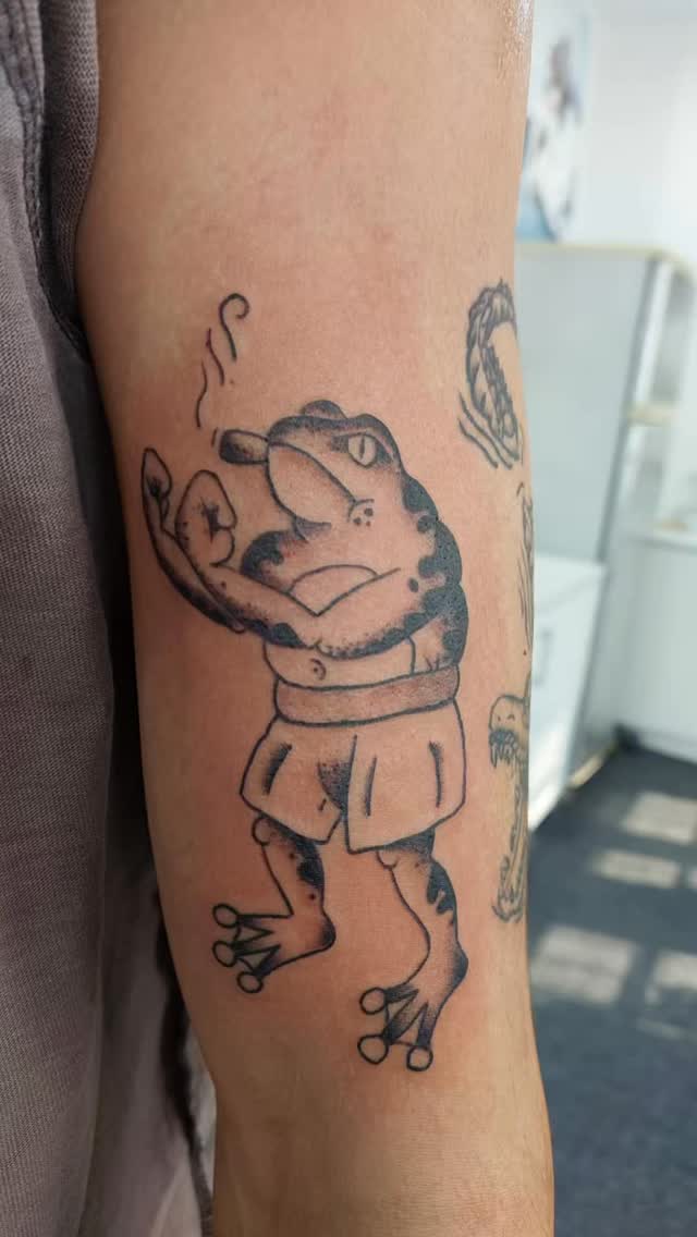 Milo did this fun western traditional style boxing froggo 🐸 for George. Thanks as always for the support Reed fam 🙌🏾
DM for your own custom piece.
Mr Lucky's - for the tattoo connoisseur 🥸
#capetowntattoo #capetowntattooartist #inkstagram #tattoossofinstagram #capetowntourism #capetowntattoostudio #mrluckystattoo #tattooideas #tattoolove #westerntraditional #tattoostudionearme