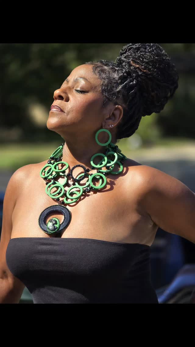 Live Your Jewelry Dreams! 💚
#whatwillicreatenext #handcraftedjewelry #jewelrydesigner #statementjewelry #boldjewelry #runwayjewelry #statementnecklaces #beautifuljewelry