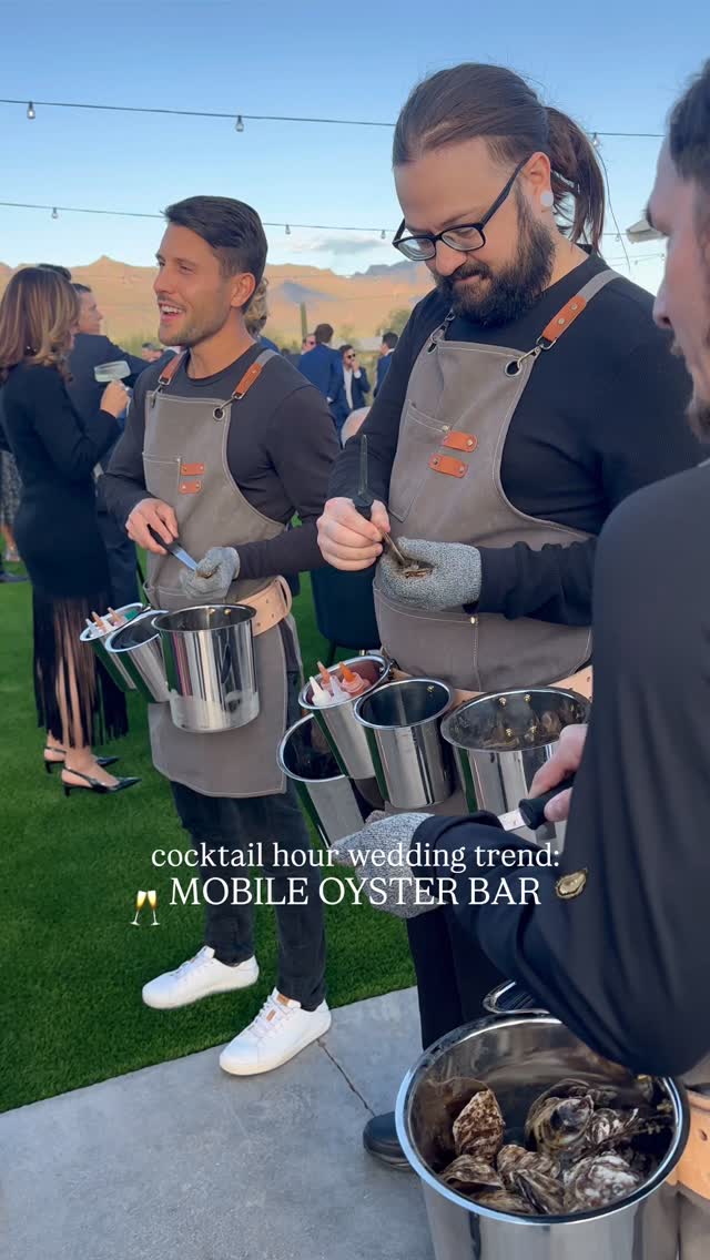this is your sign to book @azoysterboys for your wedding 😉🦪
📍 @desertviewweddings
.
.
#weddingtrends #weddingcontentcreator #arizonawedding #bride2025 #mobileoysterbar #theoysterboys