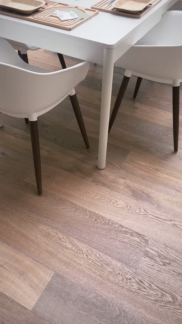 Heute ist es soweit – mein erster Edelsteinschmuck DIY Workshop findet im neuen Vivescam Atelier statt. Noch vor der offiziellen Eröffnung… voller Vorfreude und mit ein wenig Nervosität.
👉 Ab 1.9. findest du alle weiteren Workshops auf meiner neuen Homepage!
#Edelsteinschmuck #DIYWorkshop #Vivescam #AtelierEröffnung #HandgemachtMitLiebe #SchmuckSelberMachen #Kreativzeit #Schmuckdesign #SchweizerSchmuck #WorkshopSchweiz #SoulfulJewelry #CreateAndShine #diyschmuck #zürich #bubikon #switzerland