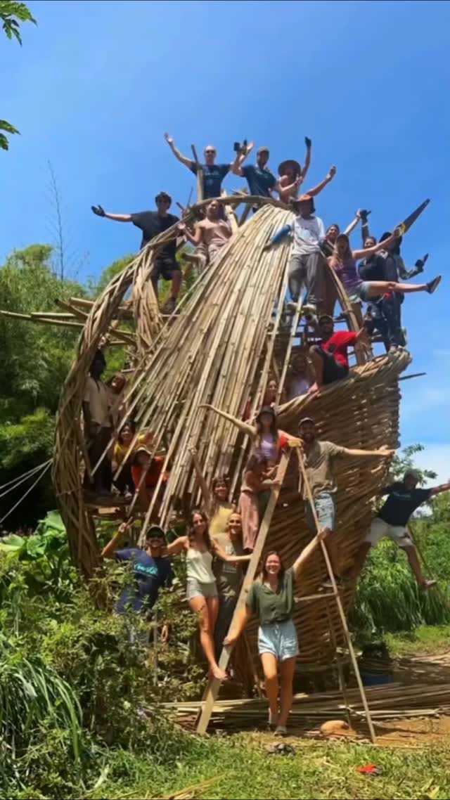 What if the gesture, the essence of a design, could be felt as much in the finished details as in the initial sketches? This is a drying tower, where the inspiration was the feeling of warm air and the softness of fabric.
.
The design became an organic tower with a sculptural gridshell as its structural principle. Below the structural weave, the gridshell is clearly defined with curving beams that rise upwards and wavy beams that wrap around...all in an organic motion.
.
This build took place during this year's Bamboo Lab workshop. As part of the construction process there was a lot of group work, dancing, laughing and playing... Thanks to everyone who participated!
.
Now back to action to complete "The Swirl"!!
.
#bambooworkshop #bambooarchitecture #bamboolab #design #organicdesign #bambootower #bambooweave #gridshell #architecture