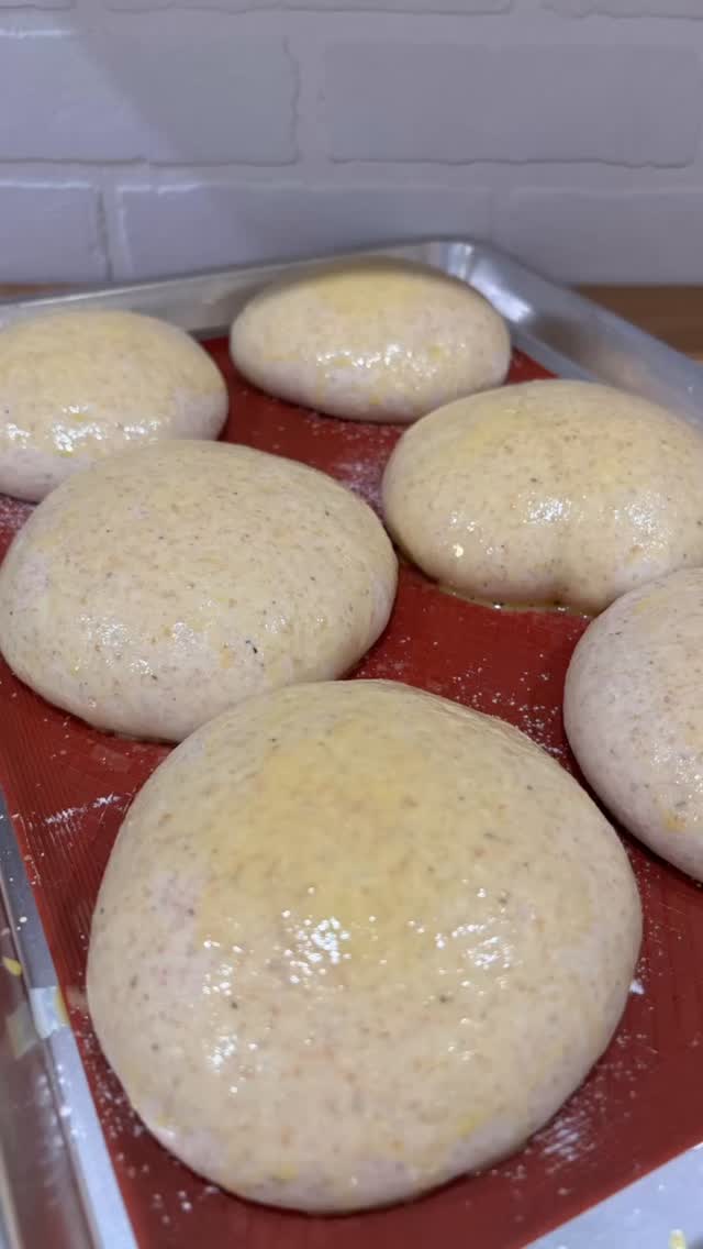 Un burger… mais en mieux 🍔✨
Quand le pain au levain rencontre la garniture, c’est la fête des saveurs!
👉 Tu garnirais le tien avec quoi?
#BurgerAuLevain #BurgerMaison #BurgerGourmand #BurgerTime #BurgerArtisanal #SurLaRouteDuLevain #FournéesÉphémères #LaMieNomade
#saveursdici