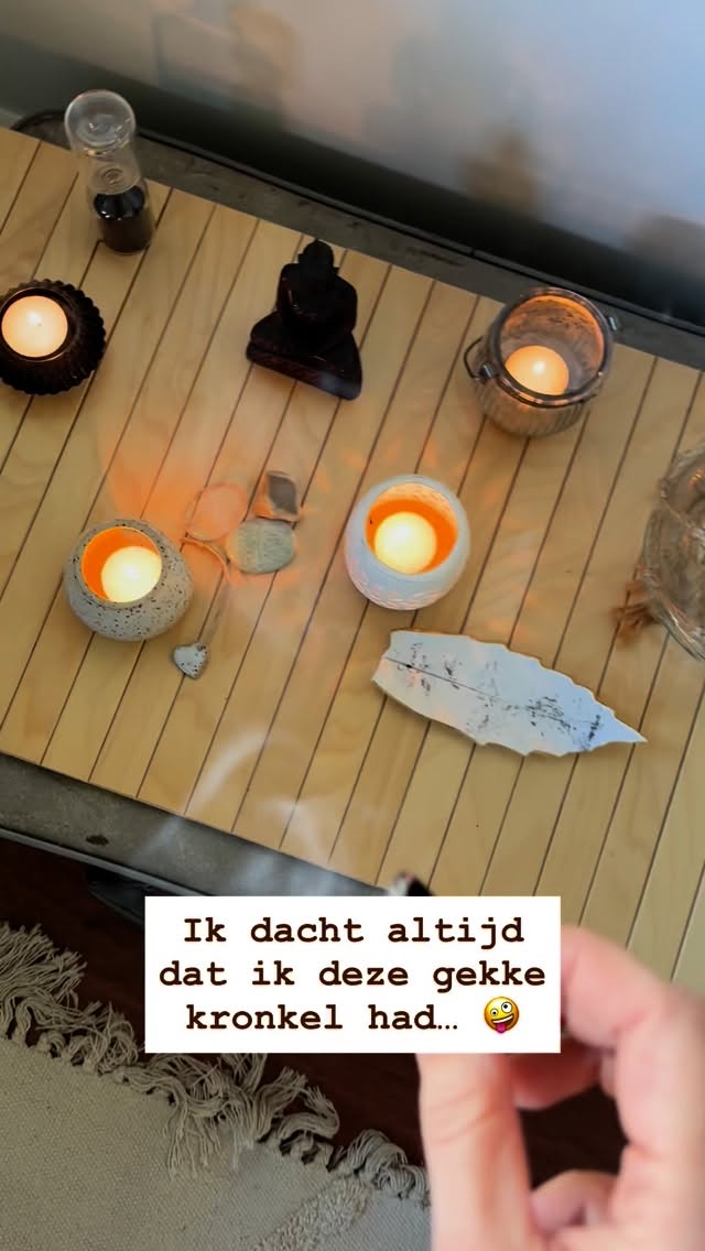 Maar ik heb dit de laatste weken al een paar keer gehoord of gelezen. Blijkbaar hoef je er niet perse docent of student voor te zijn 😌
Voor ‘ons’ begint het nieuwe jaar namelijk eigenlijk twee keer. Een keer op 1 januari. En nog een keer rond 1 september; als het nieuwe studiejaar begint. Gelukkig nieuwjaar dus! 🎇
Maar daarom voelt het extra passend om in september een ademcirkel te organiseren. Het is op zoveel manieren een nieuwe periode.
Het begin van het nieuwe studiejaar.
Het begin van de herfst, einde van de zomer.
Een nieuwe fase.
En vaak een veeleisende periode. Of zelfs overweldigend. Na de zomer moeten we ineens extra veel. ‘Het leven’ vraagt weer veel.
Soms zelfs meer dan vóór de zomer want ‘je bent nu toch lekker uitgerust’. Eh, hoe voelt dat ook alweer? 🤷🏼♀️
Als je dat uitgeruste gevoel weer - in ieder geval voor een avond - wilt ervaren en meenemen de herfst in, dan nodig ik je van harte uit voor de ademcirkel die ik op vrijdag 19 september organiseer in Driebergen. Er is nog één plekje! Is die voor jou? 😘
#ademwerkdriebergen #ademcirkeldriebergen #ademcirkelzeist #ademcirkelodijk #verbondenademwerk #verbondenadem #ademcirkel