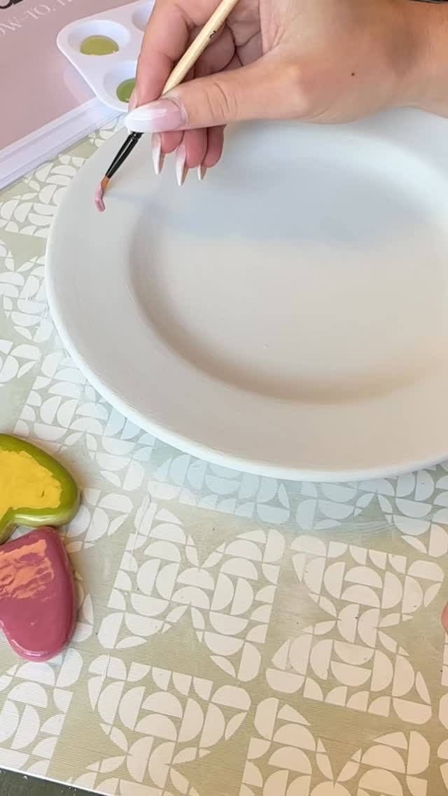 🎀✨ Birthday vibes in progress!
In deze reel zie je hoe ik een meisjes verjaardagsbordje schilder. Deze kan jij ook helemaal zelf maken bij Club Clay 🎂💕
Extra leuk: je kunt er natuurlijk ook de naam van jouw kindje op zetten! 🎨
#clubclay #verjaardagsbordje #keramiekschilderen #paintyourownpottery #creatiefuitje #kidsbirthday #zelfmakenisleuk #creatiefcadeau