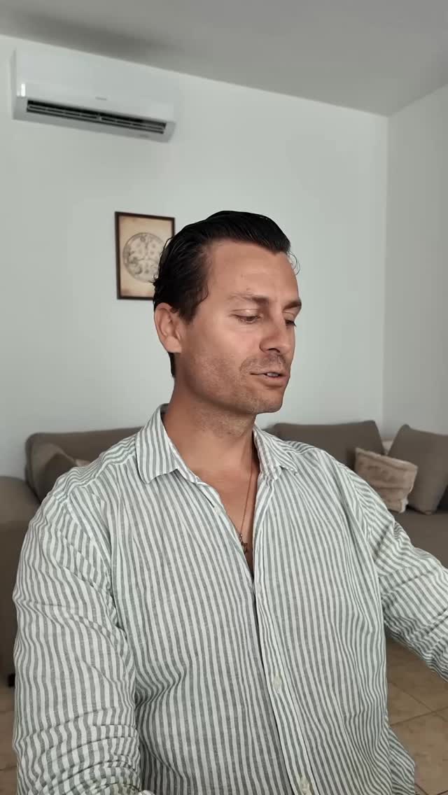 🌀 False Memory Syndrome & Hypnose
Notre mémoire n’est pas une caméra 🎥 : elle se reconstruit à chaque rappel.
👉 En hypnose, c’est une force (on peut transformer un souvenir, apaiser une émotion).
⚠️ Mais mal utilisée, la suggestion peut créer de faux souvenirs.
D’où l’importance d’un cadre éthique et d’une pratique sérieuse 🙌
#hypnose #psychologie #mémoire #changements #inconscient #formationhypnose #falsememorysyndrome