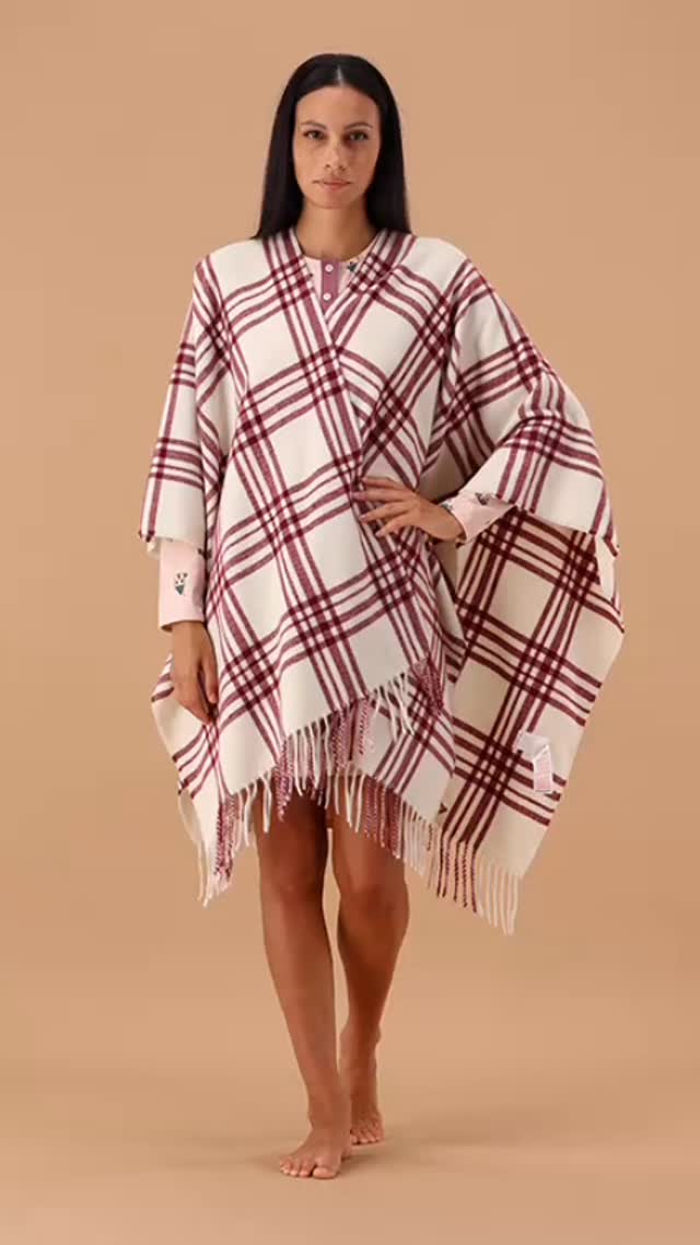 Mantella in morbido tessuto jacquard dalla mano cachemire. Calda e avvolgente è una vera coccola quando ci si sveglia e nei momenti di meritato relax. Proposta in 3 quadri di dimensioni e colori diversi, si abbina ai capi della nostra collezione. Per le donne amanti della comodità che non vogliono tralasciare lo stile può essere utilizzata benissimo fuori casa come elegante accessorio dall’aspetto prezioso.