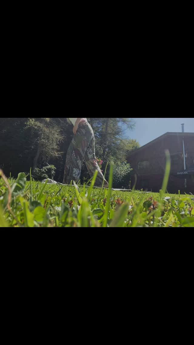 „Die Suche nach Anerkennung führt dich oft genau zu denen, die dir keine geben können.“
Dein Wert hängt nicht von der Anerkennung anderer ab.
Wenn du ständig Bestätigung suchst, ziehst du oft Menschen an, die emotional unerreichbar sind.
Doch du brauchst niemanden, der dir sagt, dass du genug bist.
✨🌈♥️
#findyourworth
#youareenough
#selflovejourney
#innerstrength
#healingjourney
#mindsetmatters
#yogainspiration
#mindfulmovement
#reelitfeelit
#growthmindset