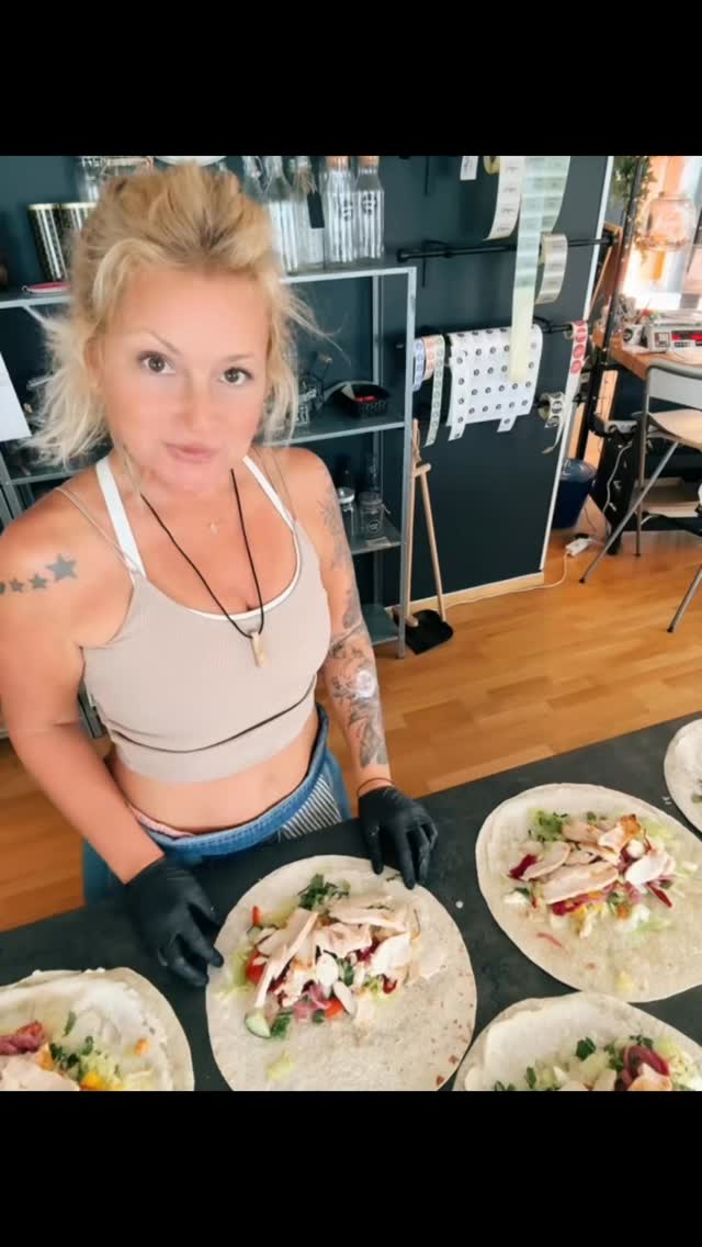 Vill du jobba med catering hos oss? 🌟
Tidiga morgnar, lediga eftermiddagar, nybakade frallor, trendiga mackor, estetiskt upplägg och kreativa arbetstimmar är din grej? Vi letar efter fler som kan starta omedelbart för att bygga upp vårt nya team!
Mejla oss på info@frukostleverans.se 🥐✨
#Jobb #Catering #Morris&Bens #Frukostleverans #NyttTeam #