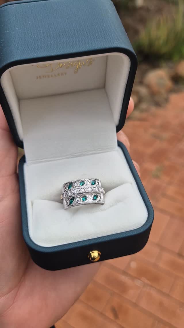 Setting detail!
#diamondsetter #midwest #wheatbelt #jeweller #diamondring #emeralds