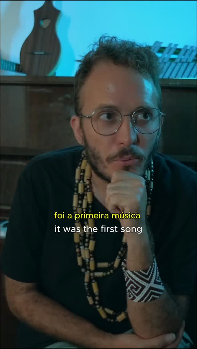 No #FaixaAFaixa de hoje, @luizga.music conta um pouco sobre a letra e o processo de composição de “O Papa, o Cão, a Alfama”, faixa presente em seu primeiro disco solo “Passando Portas”, gravado em Lisboa no mitológico ano de 2010.
In today’s #TrackByTrack, LuizGa shares a bit about the lyrics and the creative process behind “O Papa, o Cão, a Alfama”, a song from his first solo record “Passando Portas”, recorded in Lisbon in the mythological year of 2010.