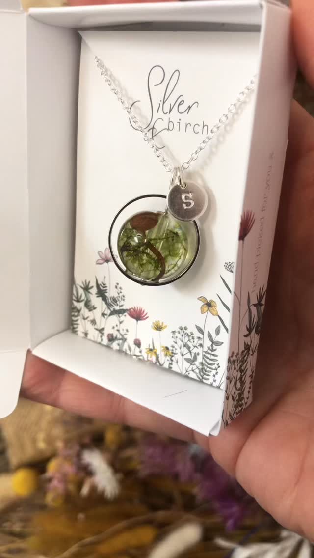 I can always tell seasons are changing from the orders I get! Lots of lovely mushroom earring and necklace orders this week, some of my favourites too 💚🍄🟫
Tried to make a lovely video for you of this real mushroom and moss spinner necklace before I posted it but the necklace had other ideas…🤦🏻♀️ Ah well you can’t win them all! 😂
www.silverandbirch.com
#autumn #mushroomnecklace #mushroomearrings #realflowerjewellery #moss #toadstool #autumnstyle #autumnjewellery #autumnnecklace