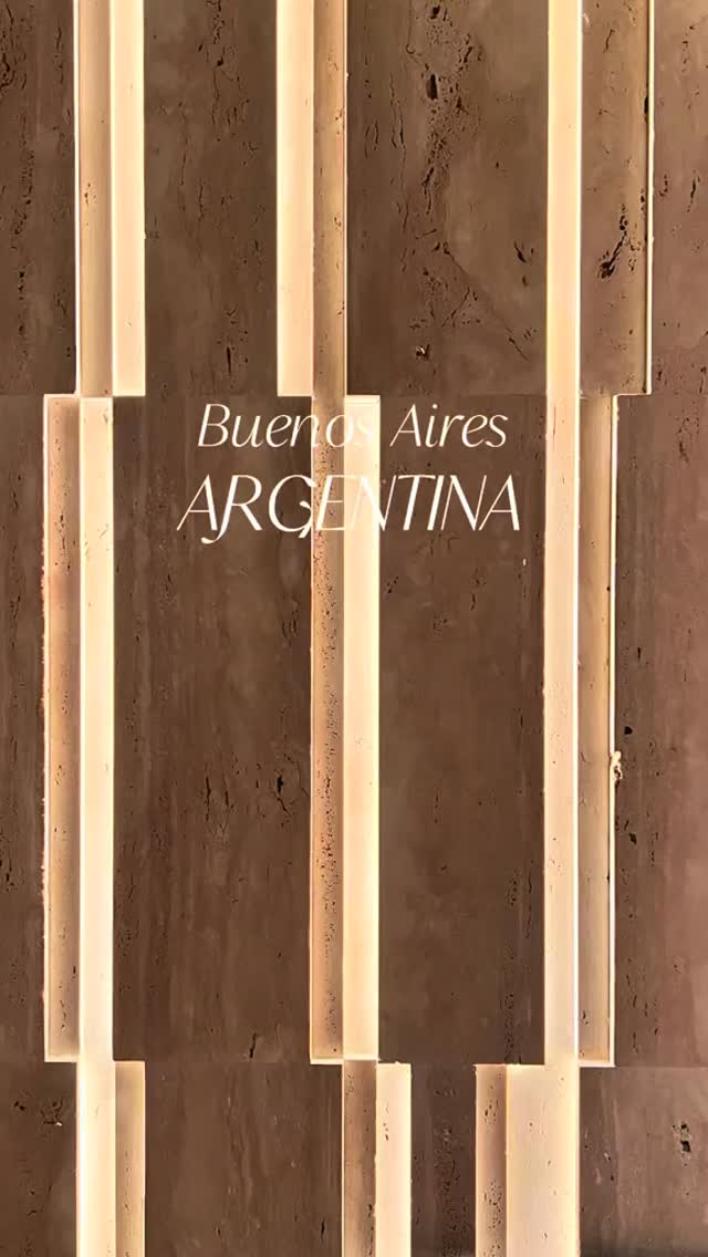Barrio Costas, Puertos del Lago Escobar en la Provincia de Buenos aires.
Diseñamos en el estudio un muro que entregará calidez y le entregará identidad a la casa.
Elegimos piedras naturales y una buena iluminación indirecta para relatar las vetas del material.
Este fue el resultado
#studiobarlainteriordesign
#interiordesign
#proyectodearquitectura
#proyectodediseñointerior
#naturalstone
#travertino
www.studiobarla.com
