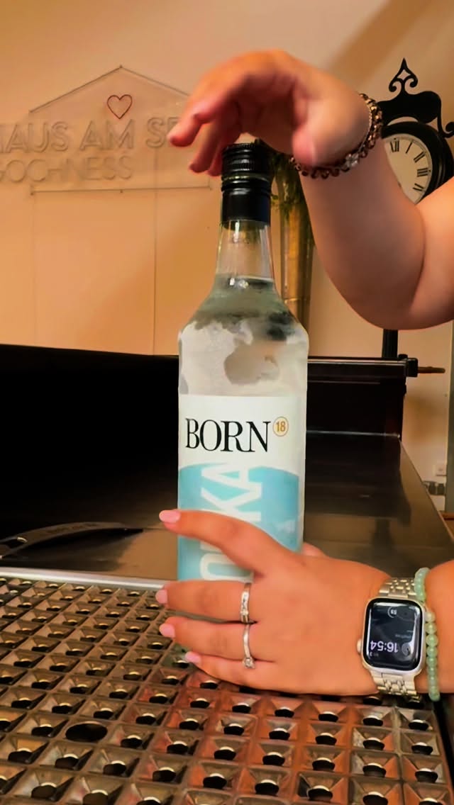 Mehr Zeit zum Feiern, weniger Zeit an der Bar 🥂
Unsere Cocktailmaschine mischt Eure Cocktails, mit den frischen Zutaten, auf Knopfdruck!
@tenderone_cocktailmaschines_nl
@tenderone_cocktailmaschinen
#HausamSeeGochNess #Hochzeitslocation #Cocktailmaschine #tenderone