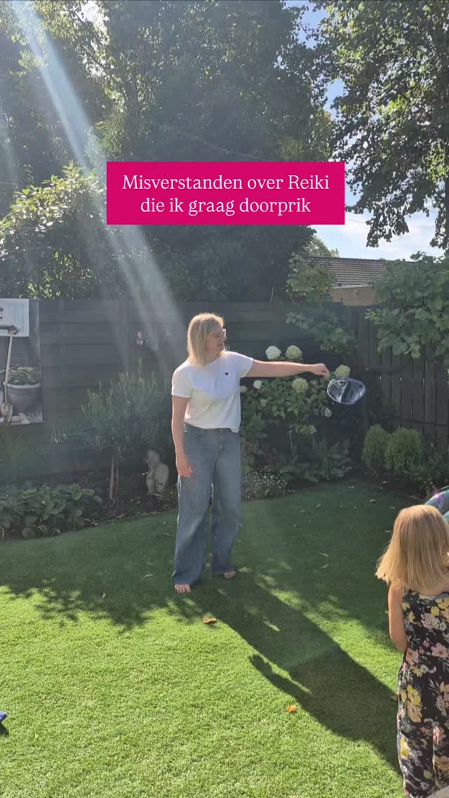 Welk misverstand herken jij?
× Reiki kost veel tijd
-> Je kunt Reiki zo lang en zo kort doen als je wilt, er is altijd een effect.
× Reiki is zweverig
-> Reiki is juist heel praktisch in te zetten in alles wat je doet door de dag heen!
× Reiki werkt alleen in stilte & rust
-> Ik zet het juíst in wanneer ik midden in de chaos sta.
× Je moet altijd een hele zelfbehandeling doen.
-> Soms is één handoplegging al voldoende.
× Reiki werkt alleen als je er in gelooft.
-> Reiki werkt altijd, maar niet altijd direct zichtbaar.
Reiki is er altijd, overal en voor iedereen.
Reiki is simpel, leuk én effectief.
Dat is precies waarom het in mijn online reiki community om draait: kleine momenten met groots effect!
Morgen gaan we van start met een nieuw thema. 🥳Ben jij er nog bij? Reageer dan met 'reiki' hieronder en je ontvangt óók nog een cadeautje!
Liefs, Ilse