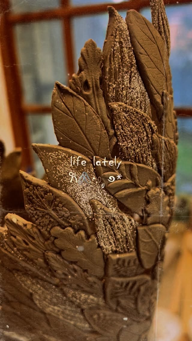 This is a fun reminder of life lately. l’ve loved this song since first heard it so it’s great collaging moments of the last month together with it. Obsessed with my neighbours huge dahlia flowers which will surely work their way into my sculpture sooner or later. I’ve been caught up making my next leafy clay sculpture based on the female form. But life with family and my one golden rescue dog #sculpture #clayart #ceramicstudio and daily dog walks continues and here’s a snapshot of other things in the studio too. #maker #ceramicist #ceramicstudio #clayart #CapCut