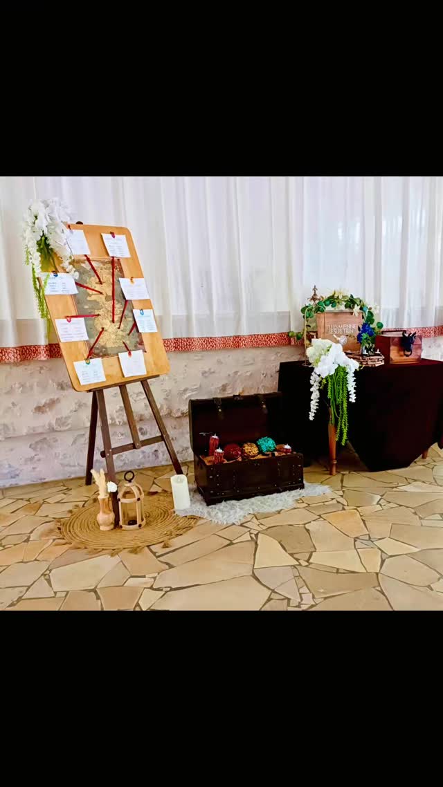 Mariage Game of Thrones au château de Périgny ⚔️! Un énorme kiff pour les Mariés dont tous les invités ont joué le jeu et un énorme plaisir pour moi, en tant que fan, de décorer leur mariage ❤️.
Magnifiques compositions florales par @latelierdecamille.fleurs
#gameofthones #got #weddingdesigner #wedding #mariage #mariagegameofthrones #thelittlefactory86 #mariagedecoration #mariageinspiration