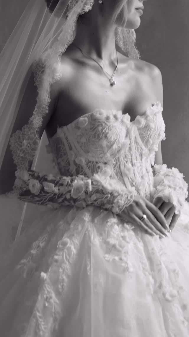A moment for @millane and her very own designed wedding gown 🤍
huge thanks to @william_hesse for being such a great help on this day!
Design, Production & Planning: @bespokeuniqueweddings
Photographers: @danielgraf__ @marcokaylor
Content Creator: @adore.weddingcontent
Venue: @mosconibertani
Flowers: @la_fiorellaia
Food & Beverage: @lovebanqueting
Sound & Light: @showtimeverona
Make Up: @shari.mua
Hair: @florian_fuell
Live Music: @matrimoniinmusicaitaly
Stationary: @v.f_art_design
#weddinggown #weddingdress #bridalstyle #bridallook #weddinginspiration #weddingdetails #weddinginspo #luxurywedding #bridestyleinspo #weddingaesthetics #destinationwedding #weddingfilm #weddingvideography #millane