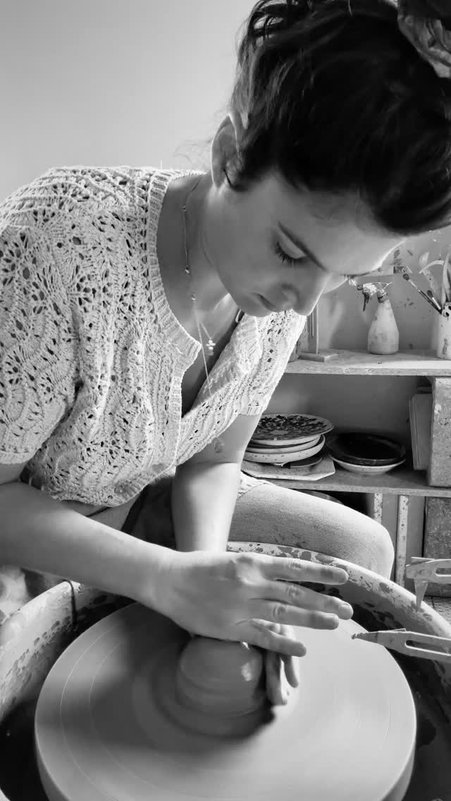Tu rêves d’apprendre à faire ta propre vaisselle ? 🍽️
👉 Je propose des cours de modelage et tournage, tous niveaux, pour t’accompagner et t’initier aux gestes jusqu’à l’objet fini
📍 Ateliers les lundis de 18:30 à 20:30 et les jeudis de 10h à 12h
Possibilité de cours particuliers
📩 Infos & inscriptions en DM
#CoursCeramique #Tournage #modelage #ateliercreatif