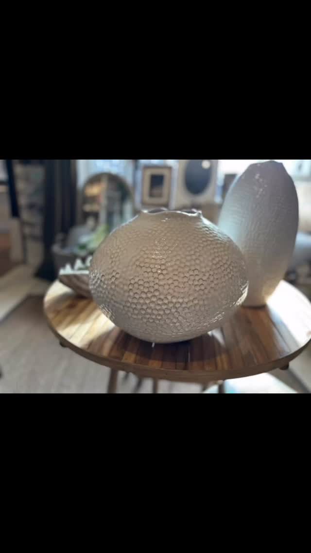 New ornaments, table lamps and pre- loved women’s clothing are finding their way to Chic et tralala. Amazing how a few well chosen pieces create a different ambiance! We are getting ready for the mid season! Favourite candle ✅ light cashmere jumper ✅ a new music list ✅ throw ✅ cushions ✅ Are you? #changeofseasons #cosyvibes #cosyautumn #autumncolours #interiorideas #inspotoyourhome #inspostyle #prelovedclothing