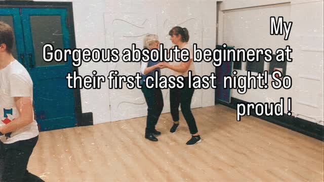 Super proud of my absolute beginners at the start of their #lindyhop Beginners course last night. We covered the basic 8 count step, social dancing etiquette, jazz music and its structure and even managed to dance. PHEW. We will do it all over again at some point because we are still accepting bbsolute beginners next week! Course ends on 15th Oct. Link in bio. @lanternarts #raynespark