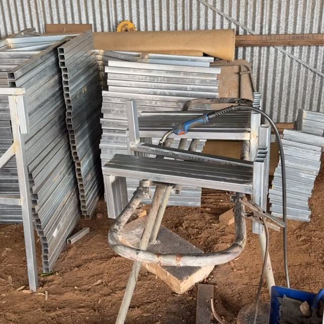 2nd half of the feedlot well and truly underway. Perfect job for when the rain hits ๐ง๏ธ